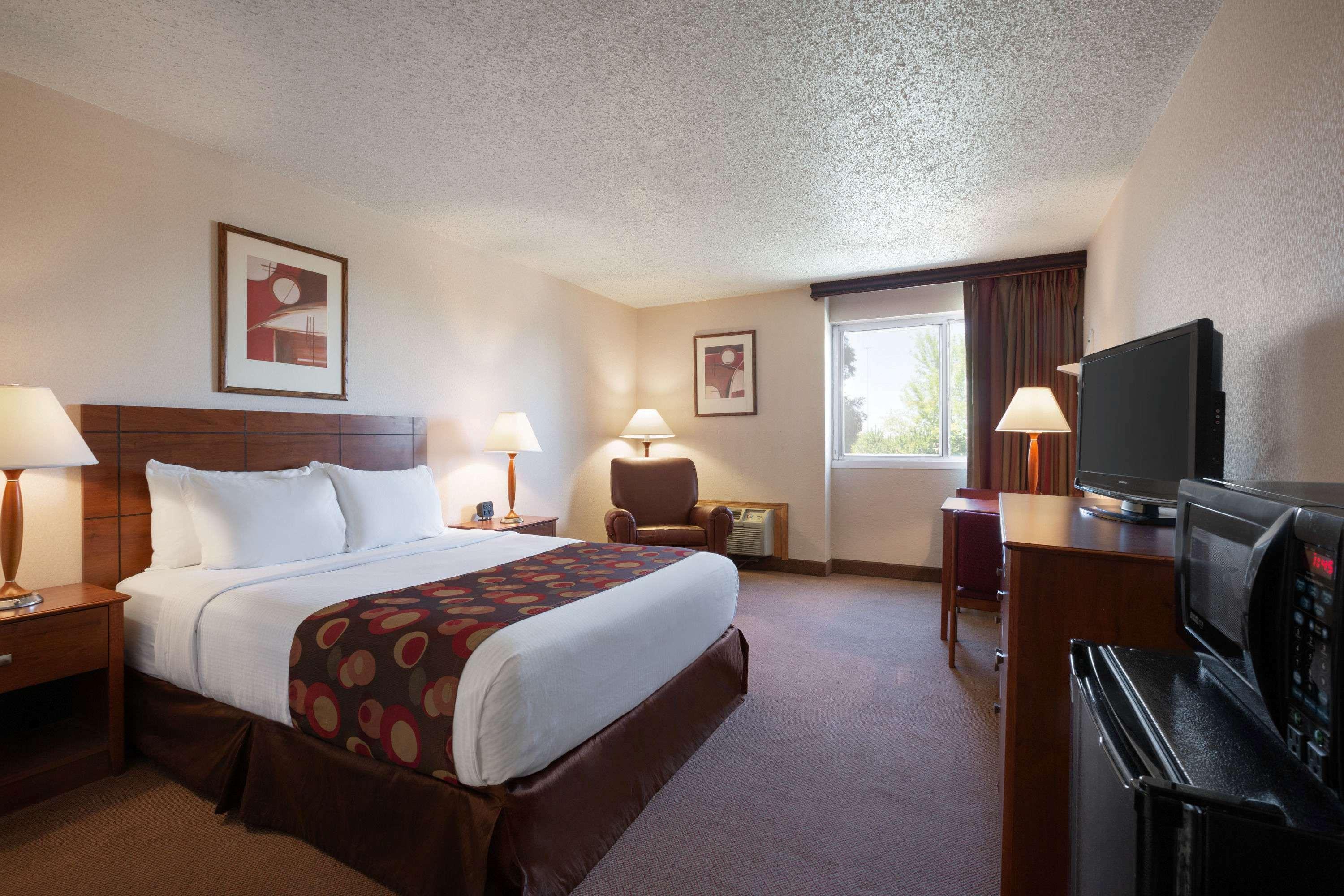 Ramada By Wyndham Bismarck Otel Dış mekan fotoğraf
