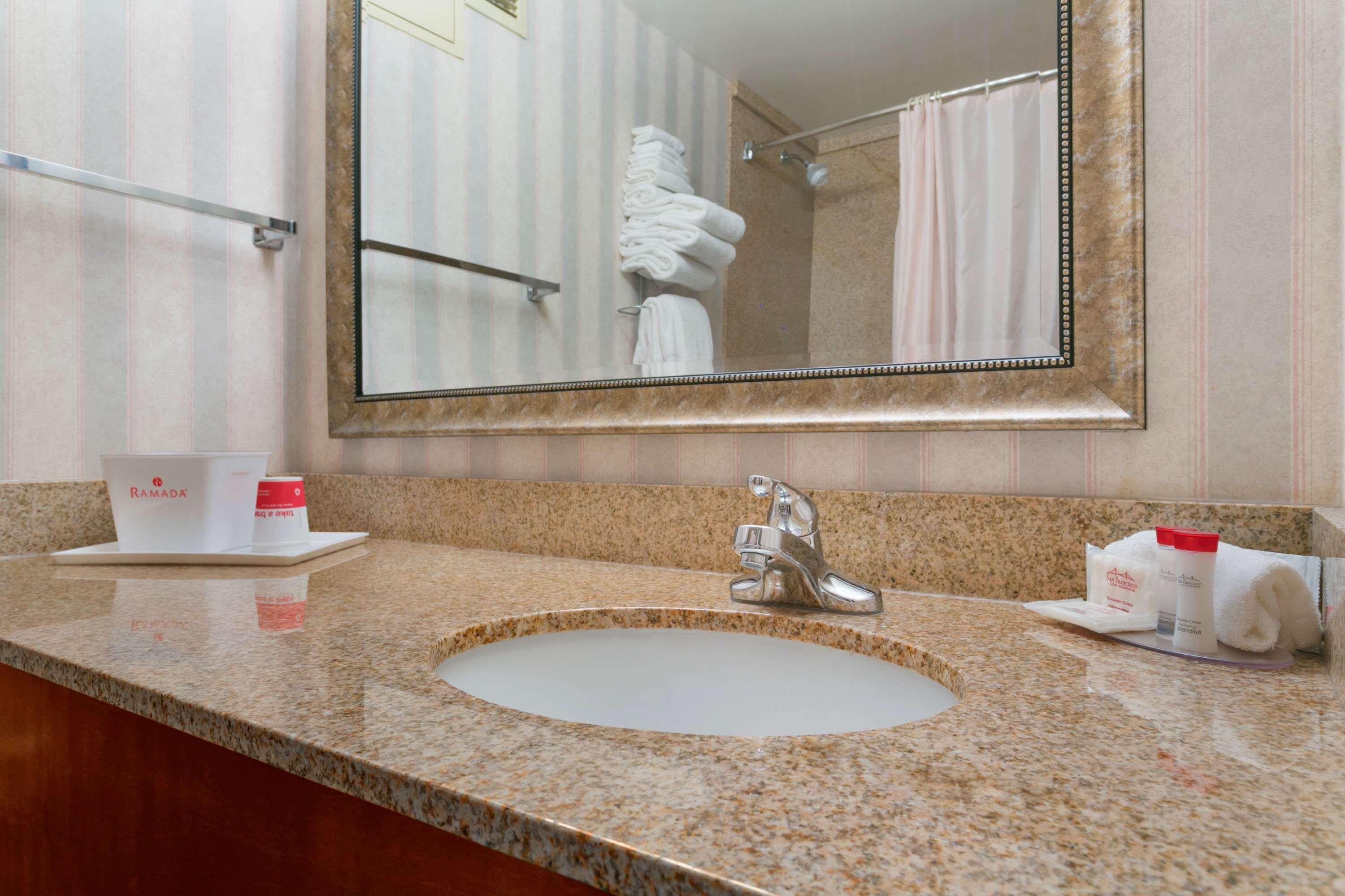 Ramada By Wyndham Bismarck Otel Dış mekan fotoğraf