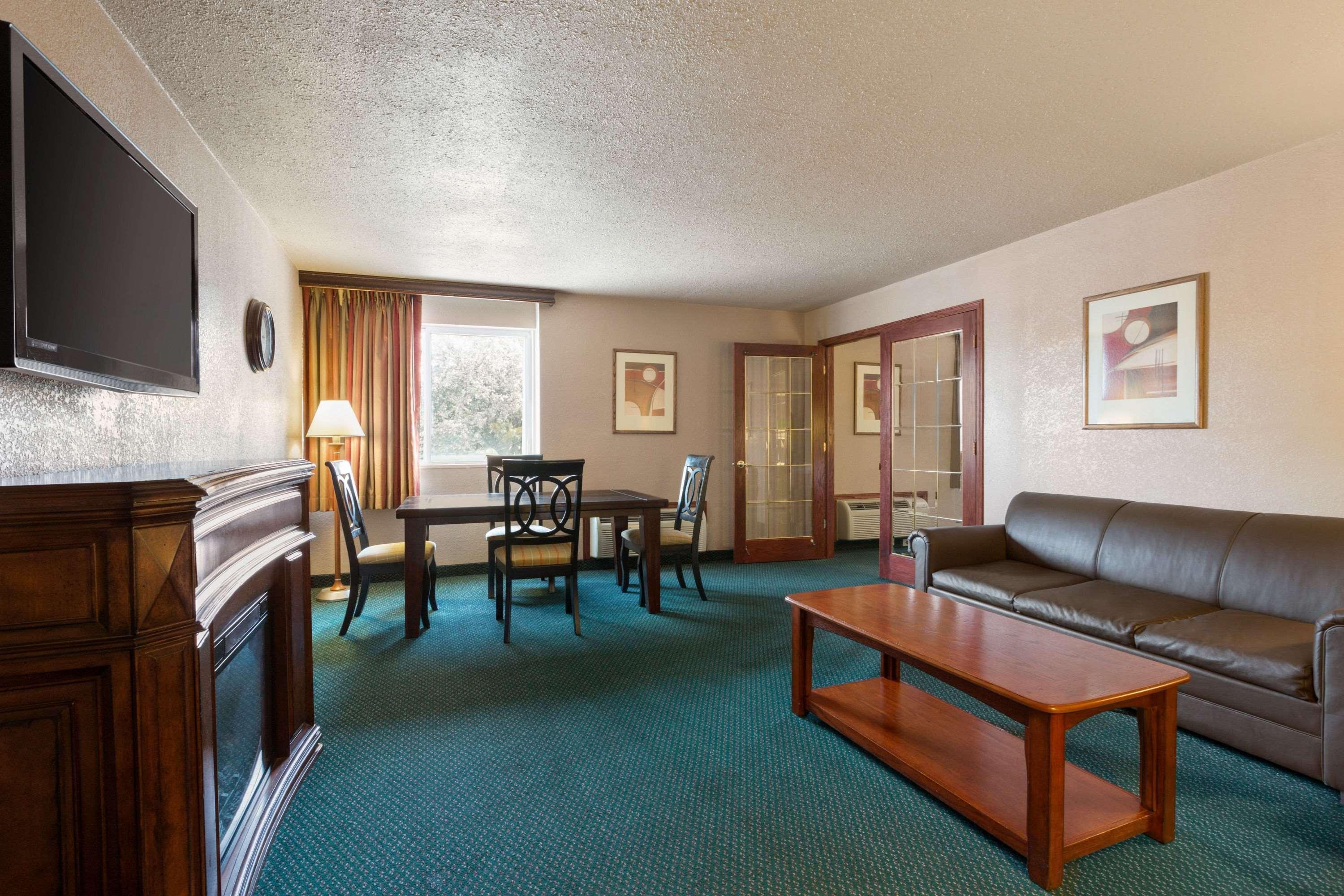 Ramada By Wyndham Bismarck Otel Dış mekan fotoğraf