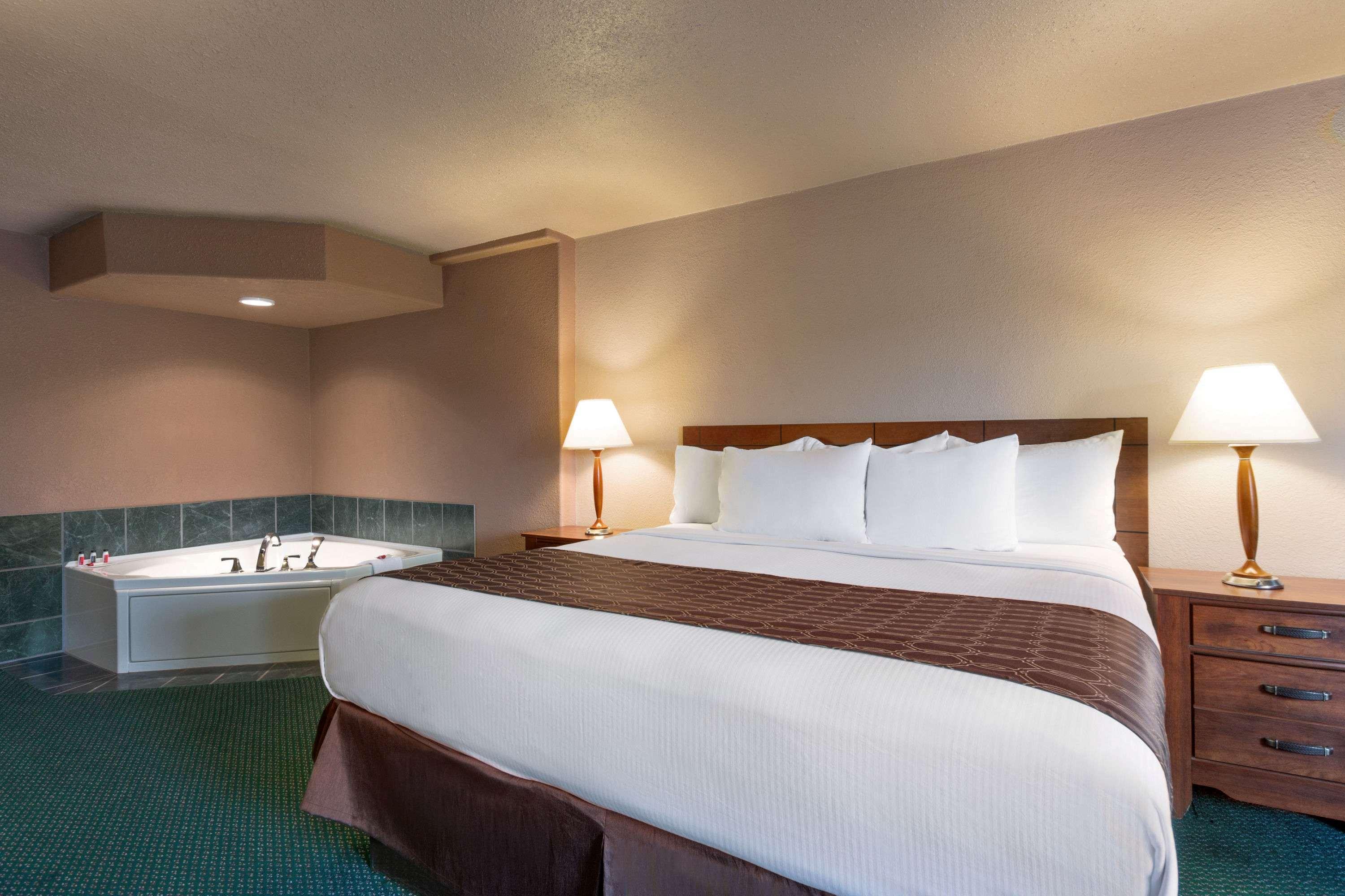 Ramada By Wyndham Bismarck Otel Dış mekan fotoğraf